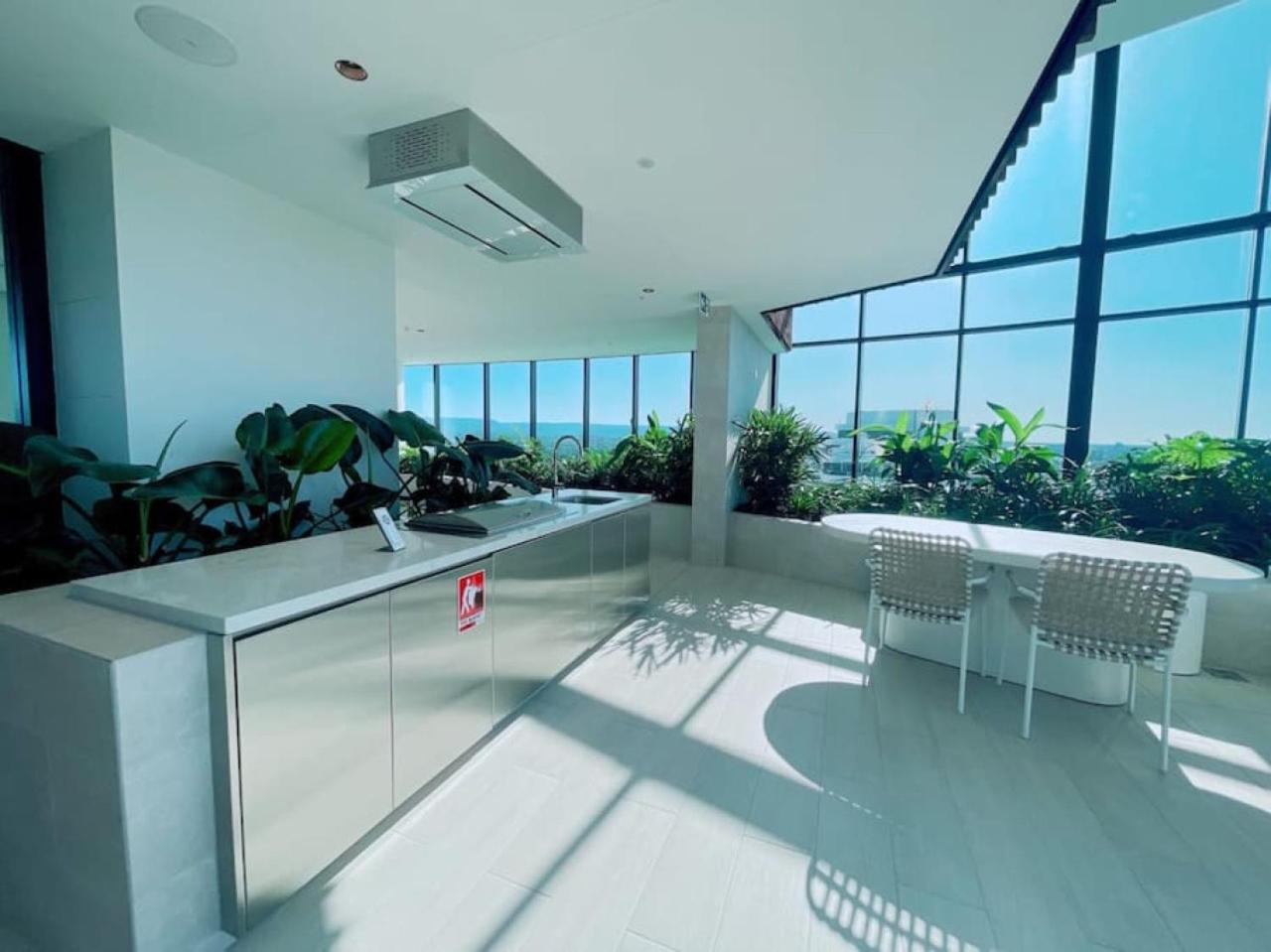 Ocean and River View Luxury 2BD Apt with Prime Location