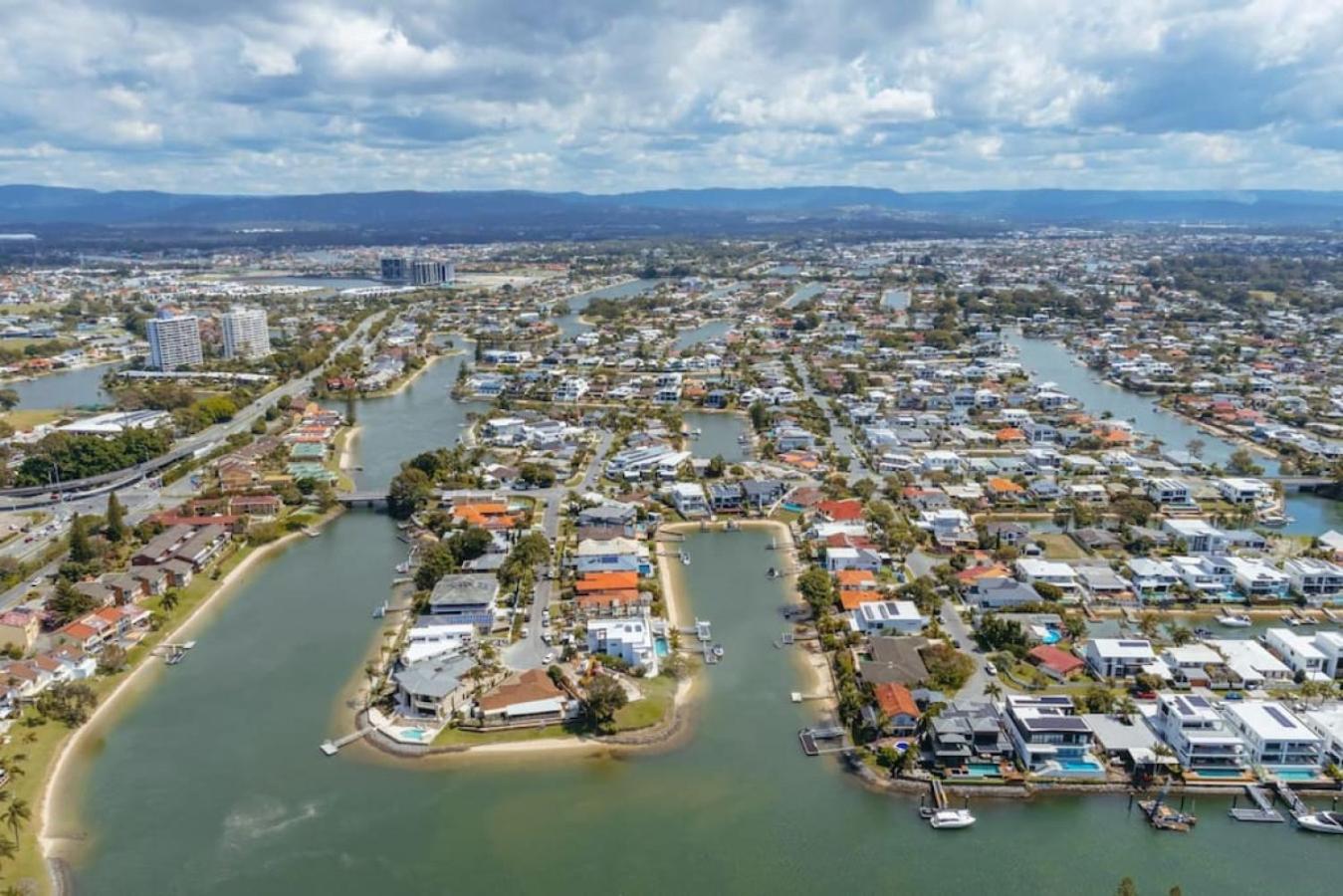 Ocean and River View Luxury 2BD Apt with Prime Location
