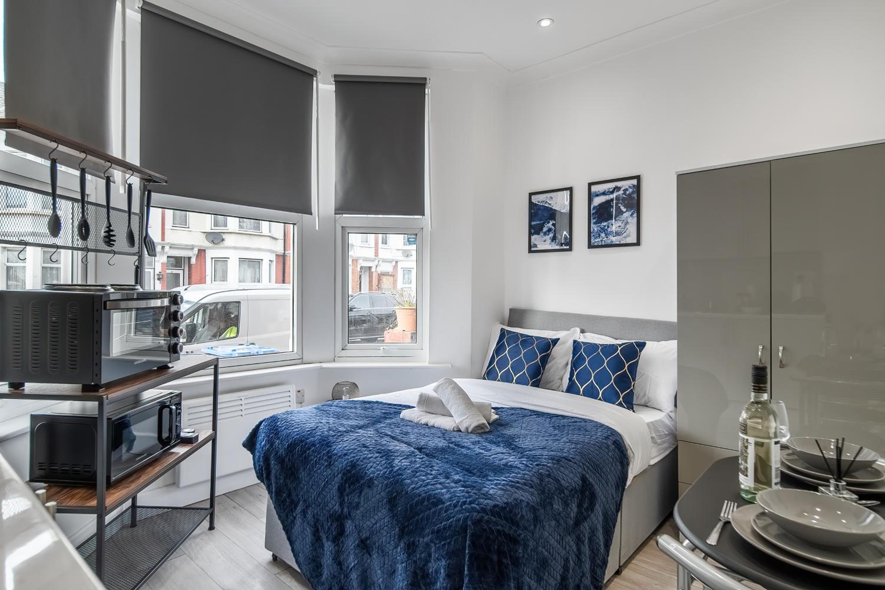 Modern Studio Room By LiveStay Short Lets & Serviced Accommodation London view 5
