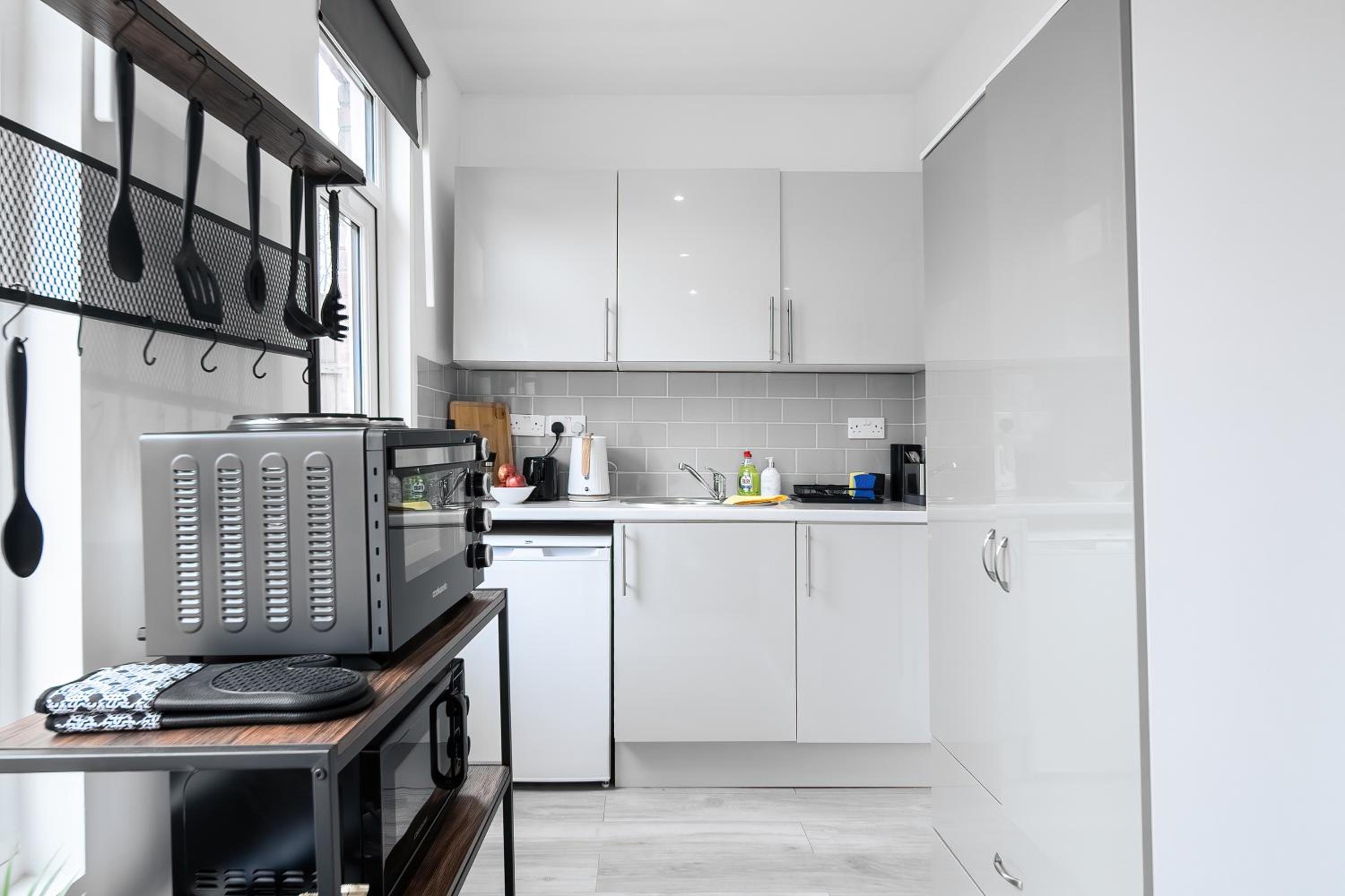 Modern Studio Room By LiveStay Short Lets & Serviced Accommodation London view 2