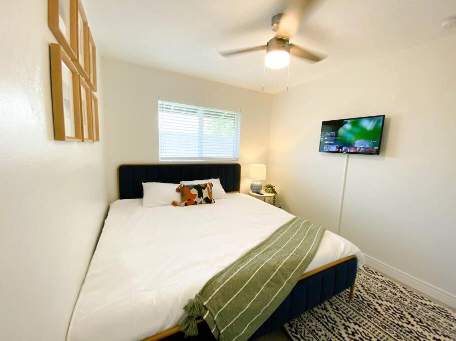 Alluring townhouse for up to 6 guests with 2 KING beds, Grill, and free parking view 5