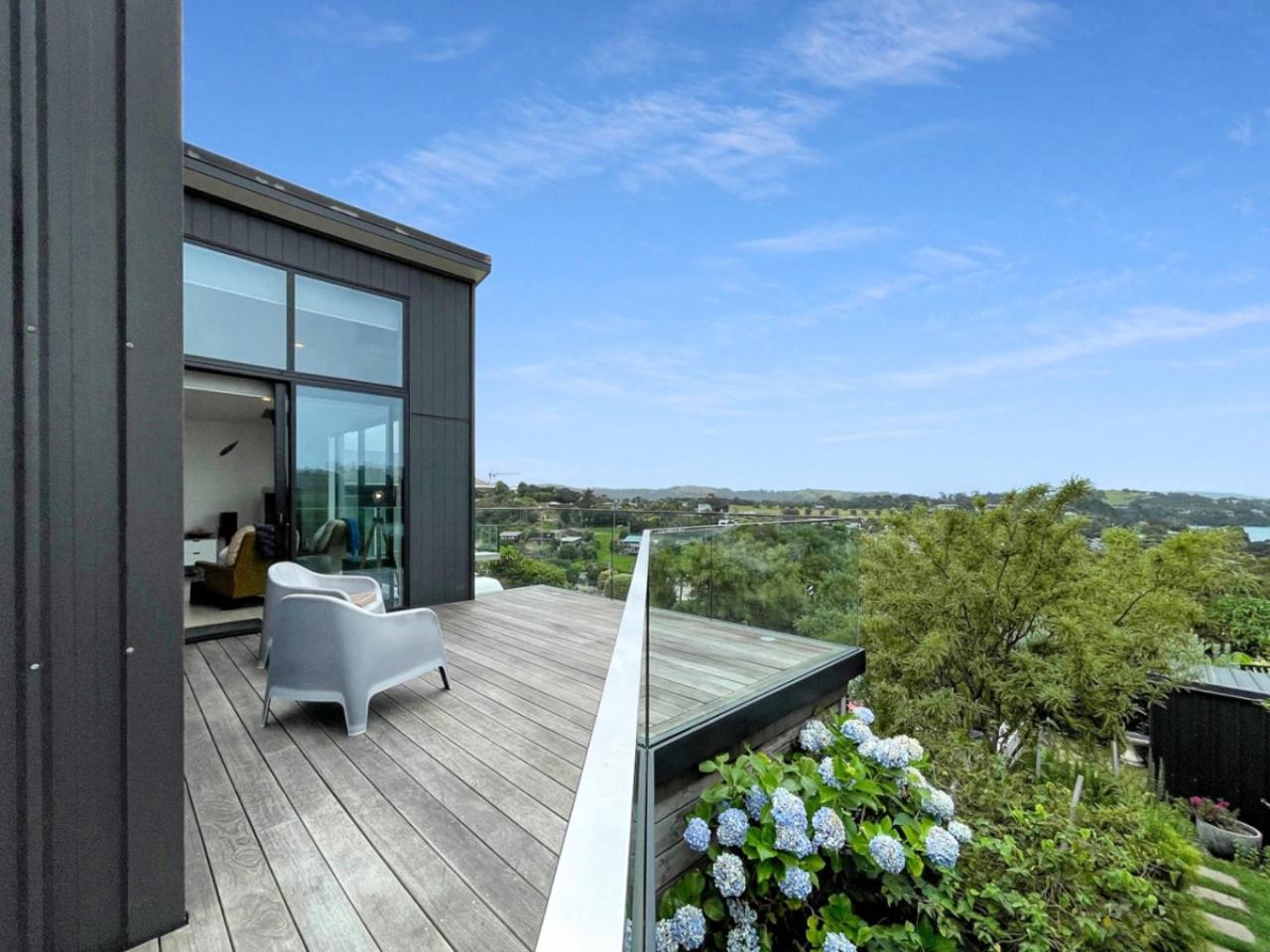 Aroha Nui - Stay Waiheke view 3