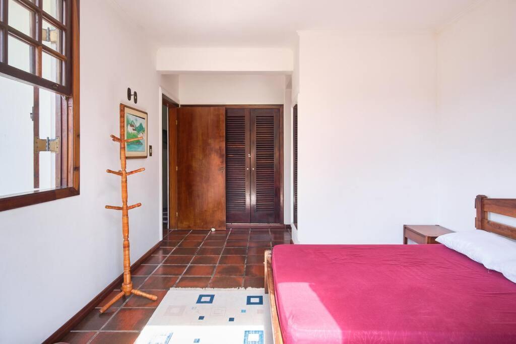 Casa linda em condomínio fechado