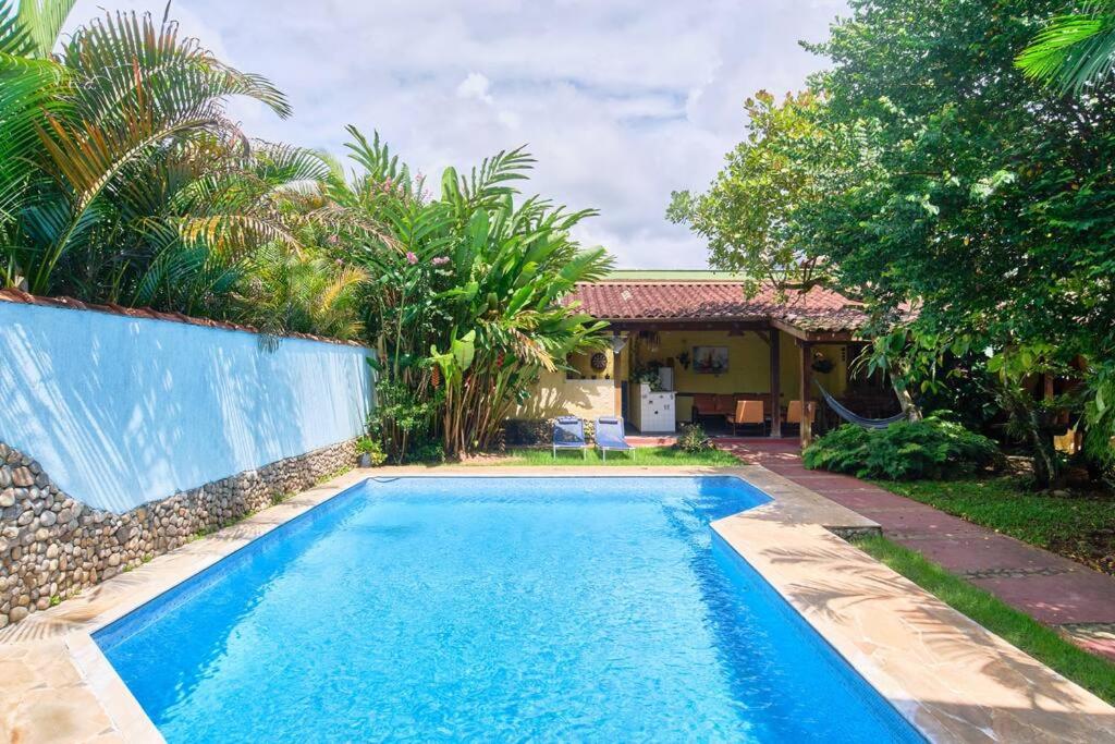 Casa linda em condomínio fechado