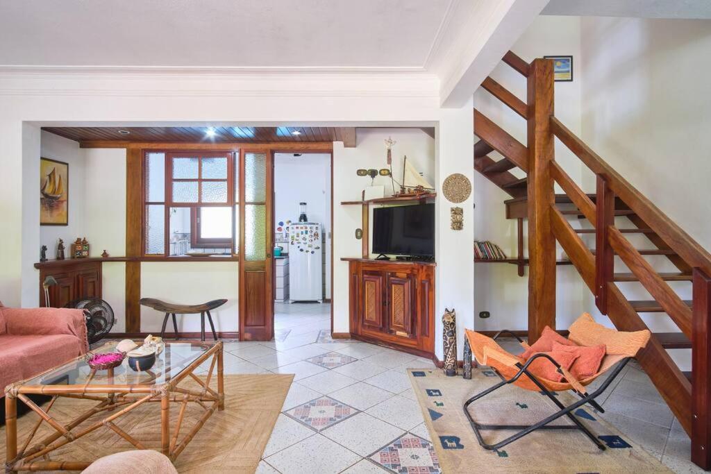 Casa linda em condomínio fechado