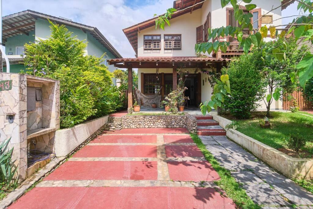 Casa linda em condomínio fechado