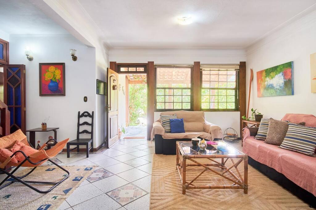 Casa linda em condomínio fechado