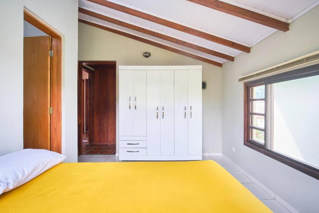 Casa linda em condomínio fechado