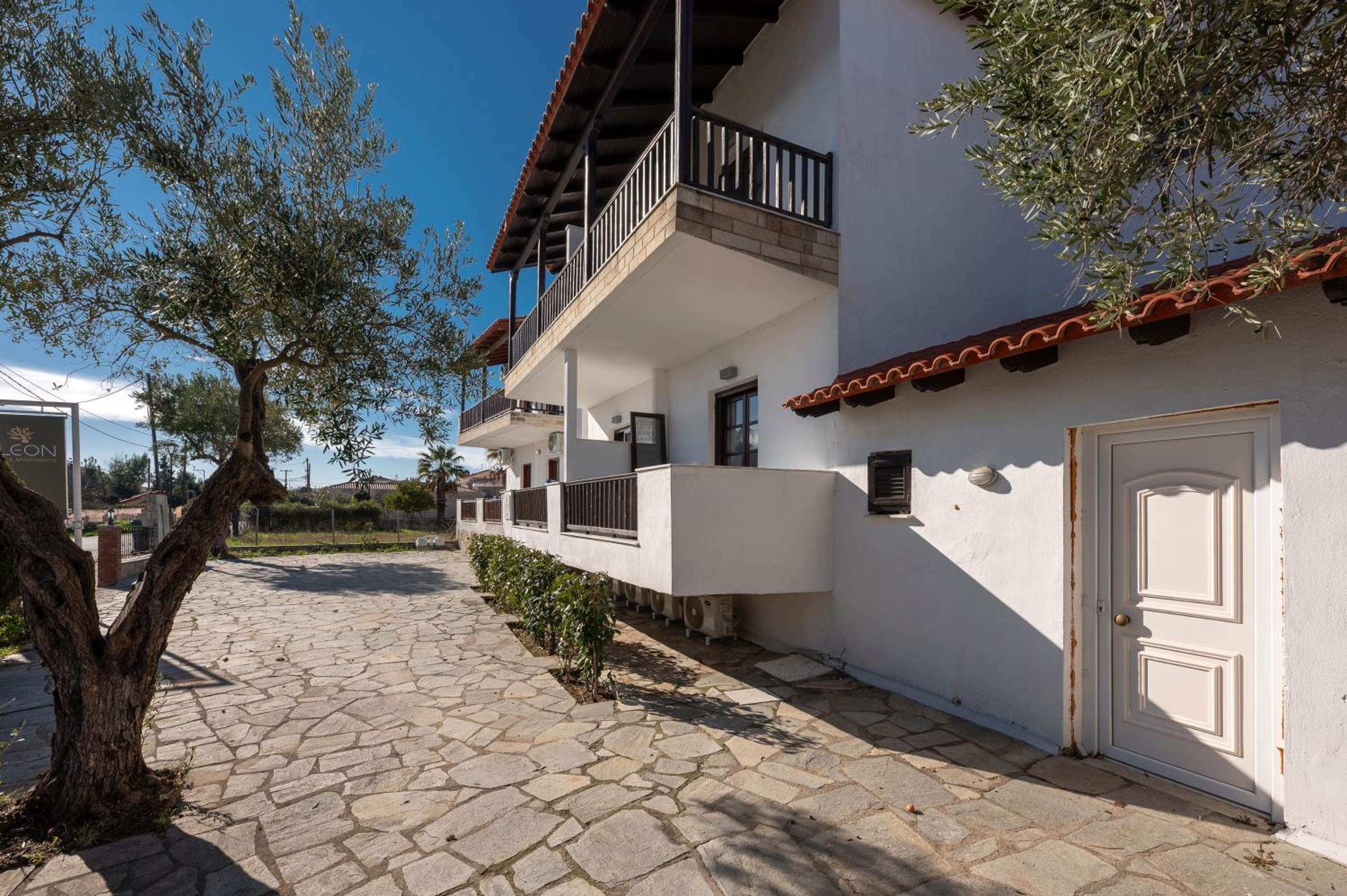 Eleon Suites & Apartments