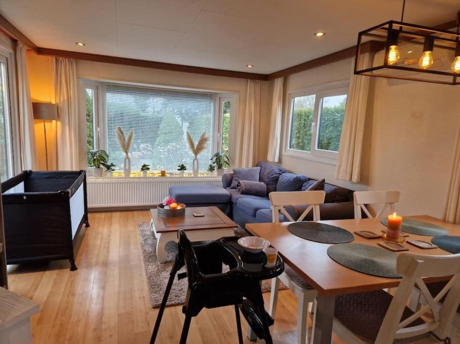 Chalet voorzien van alle gemakken in een bosrijke omgeving view 2