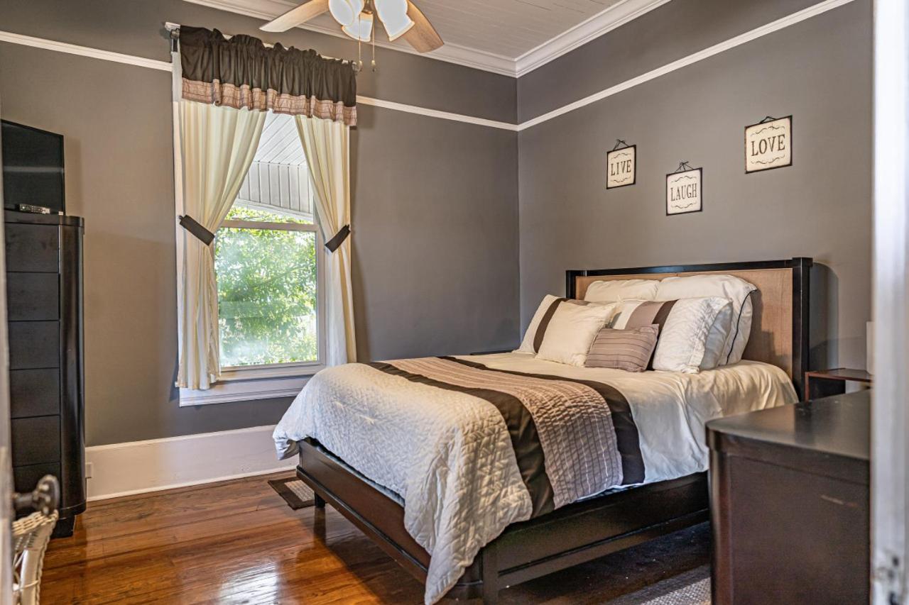 Charming Retreat- Downtown Carthage view 5