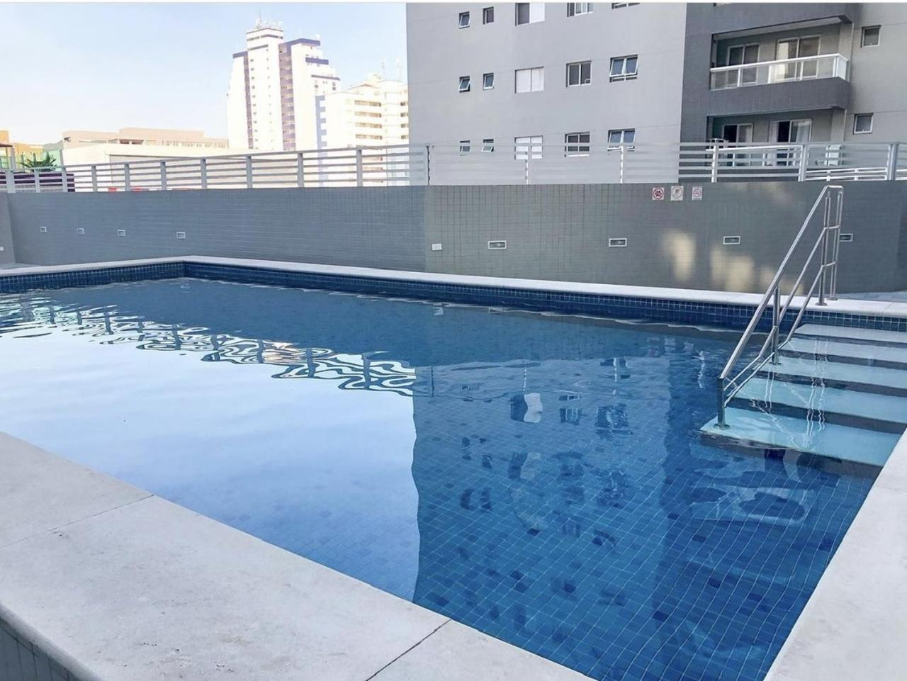 Apartamento Aconchegante e Elegante com Ar-Condicionado, Piscina, Garagem e Varanda Gourmet a 3 min da Praia
