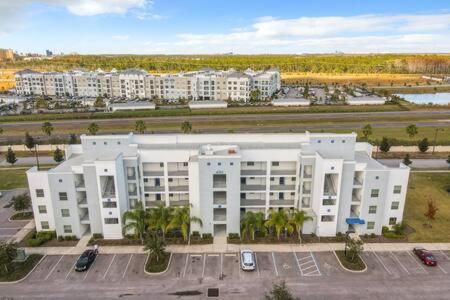 Wonderful 2BR Condo with 2 Clubhouses view 3