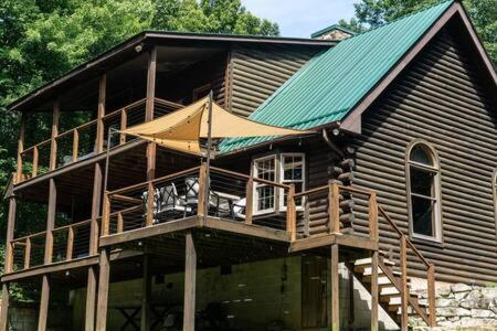 Cozy 2 Bedroom Cabin Nestled in Wooded Hideaway view 2