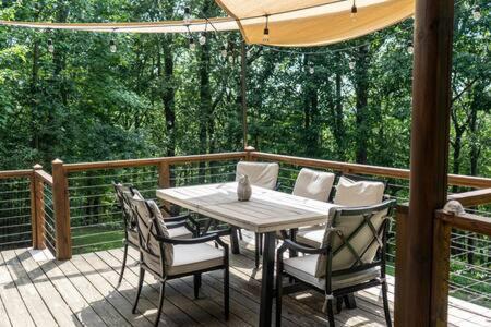 Cozy 2 Bedroom Cabin Nestled in Wooded Hideaway view 4