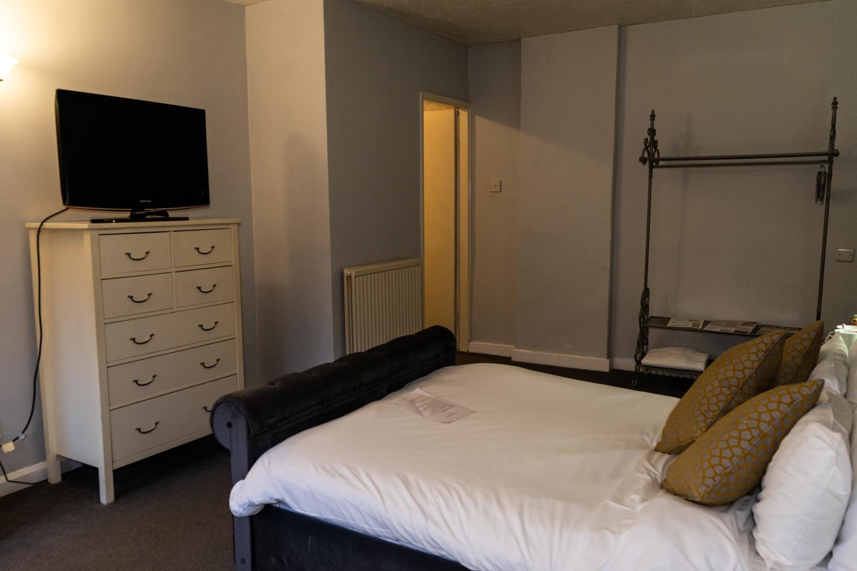 The lodge at Carlton tavern free parking view 2