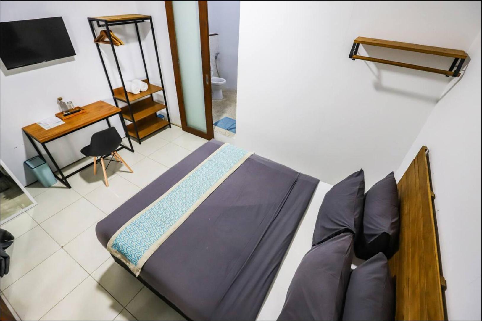 Greek House: Room w/Desk + Shared Pool&Kitchen /3 view 3