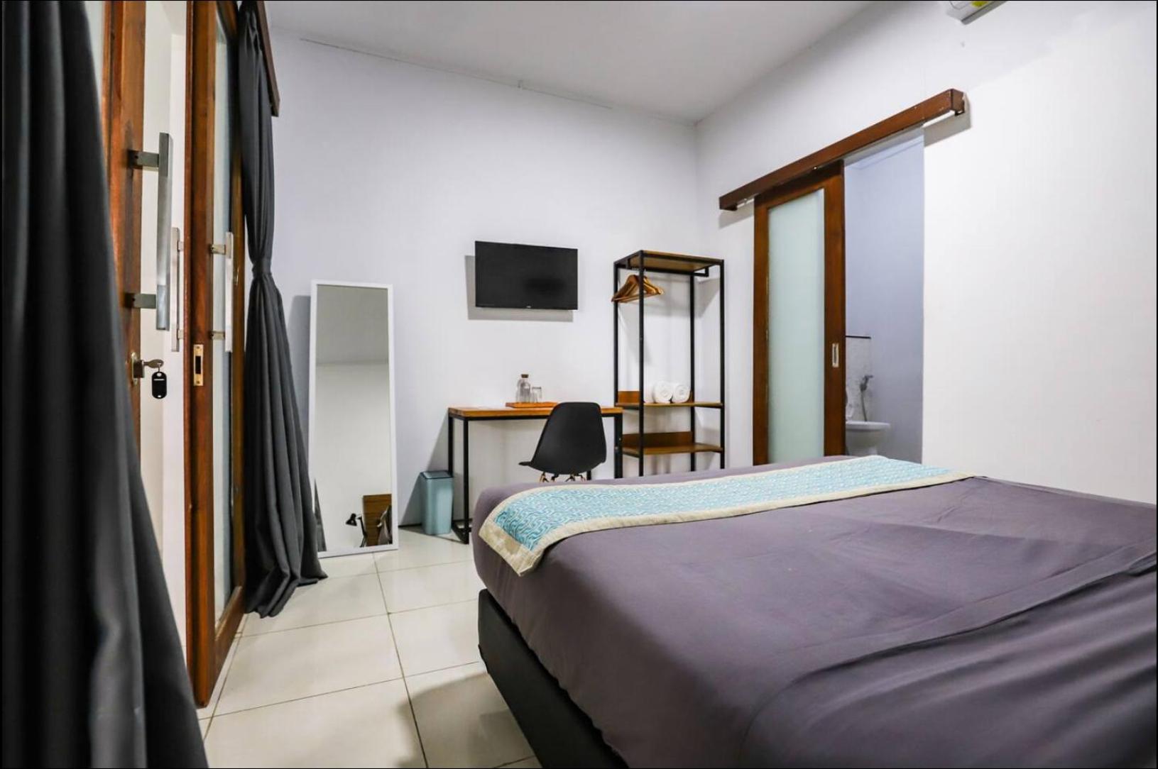 Greek House: Room w/Desk + Shared Pool&Kitchen /3 view 5