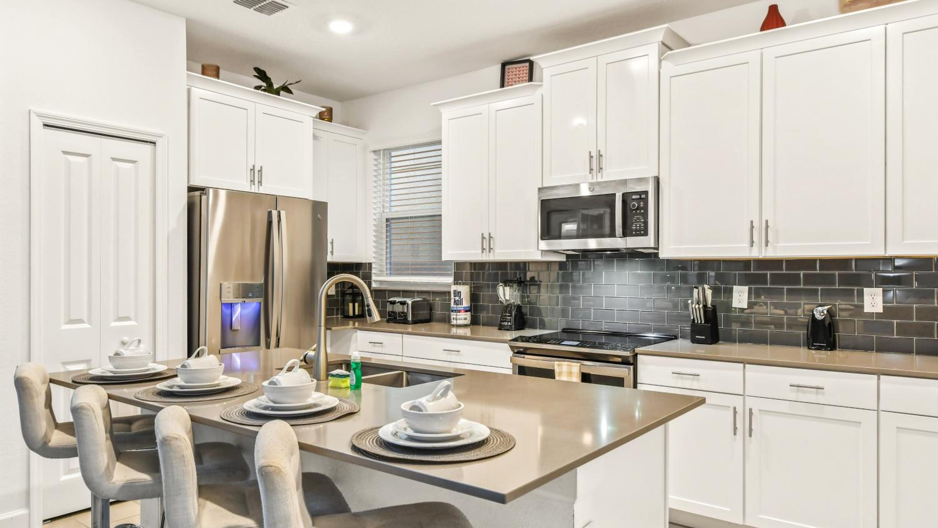 Storey Lake 5BR Cozy Home 4164 view 2