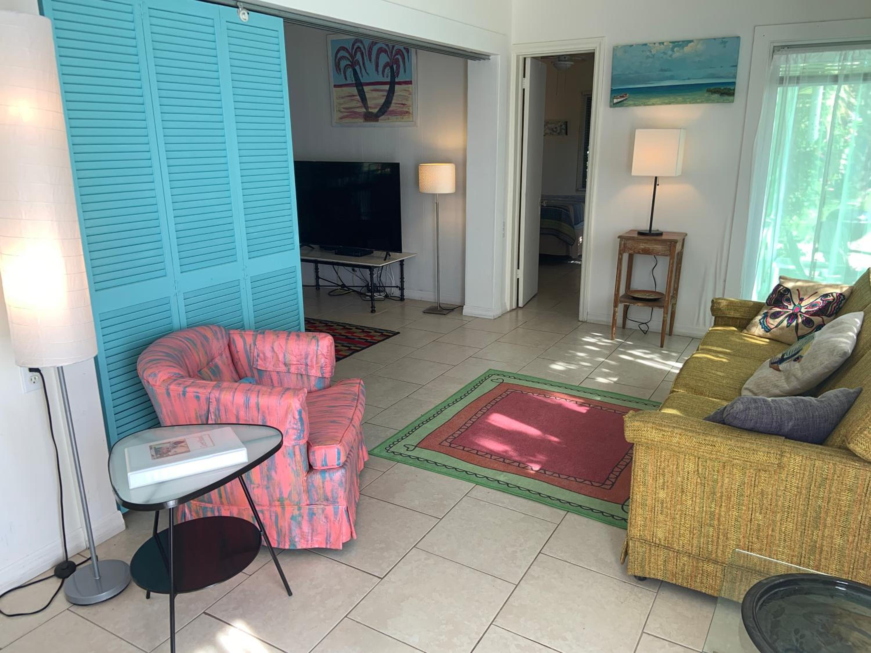 Hibiscus Cottage - Downtown and Steps to the Beach! view 2