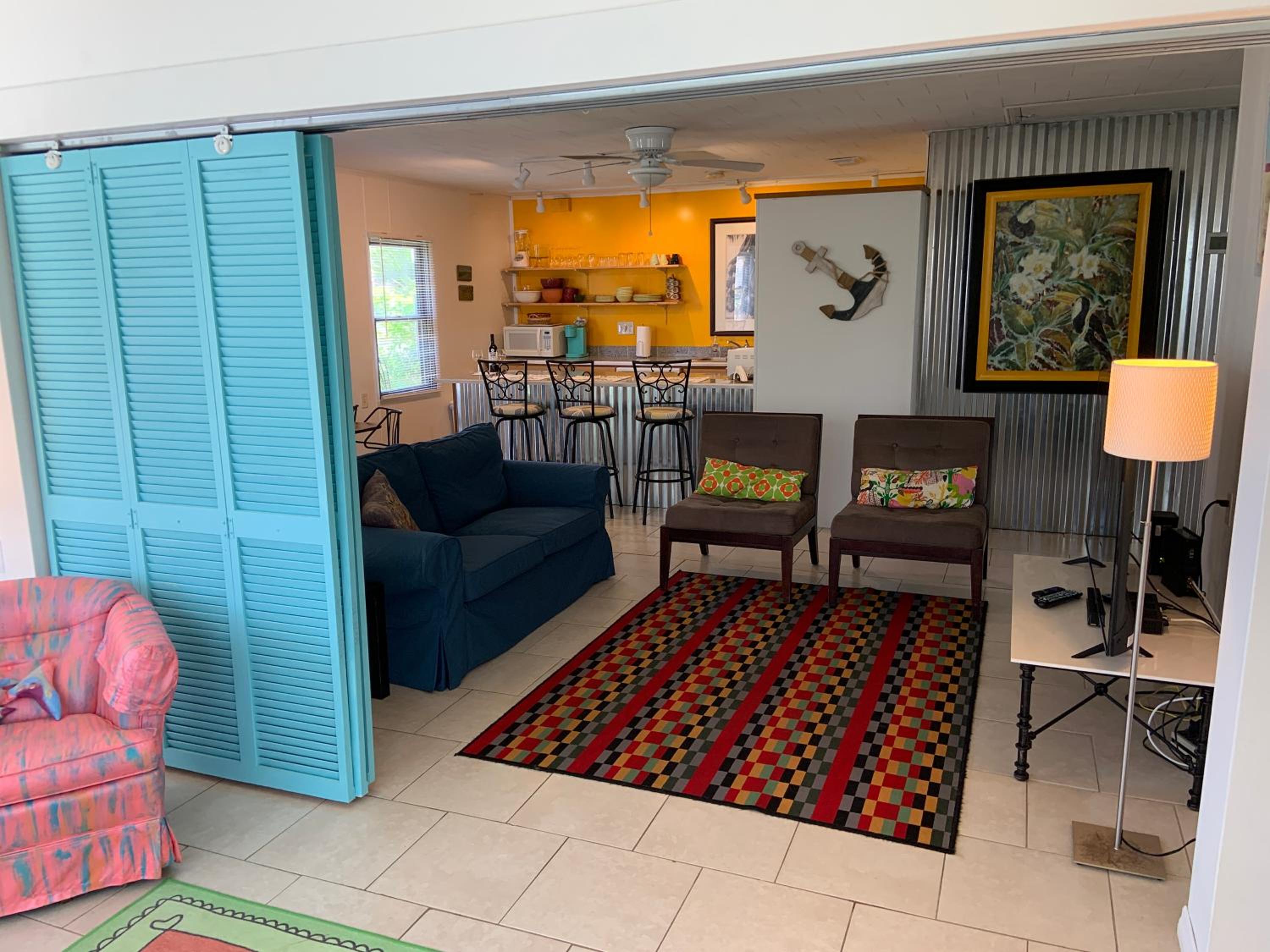 Hibiscus Cottage - Downtown and Steps to the Beach! view 3