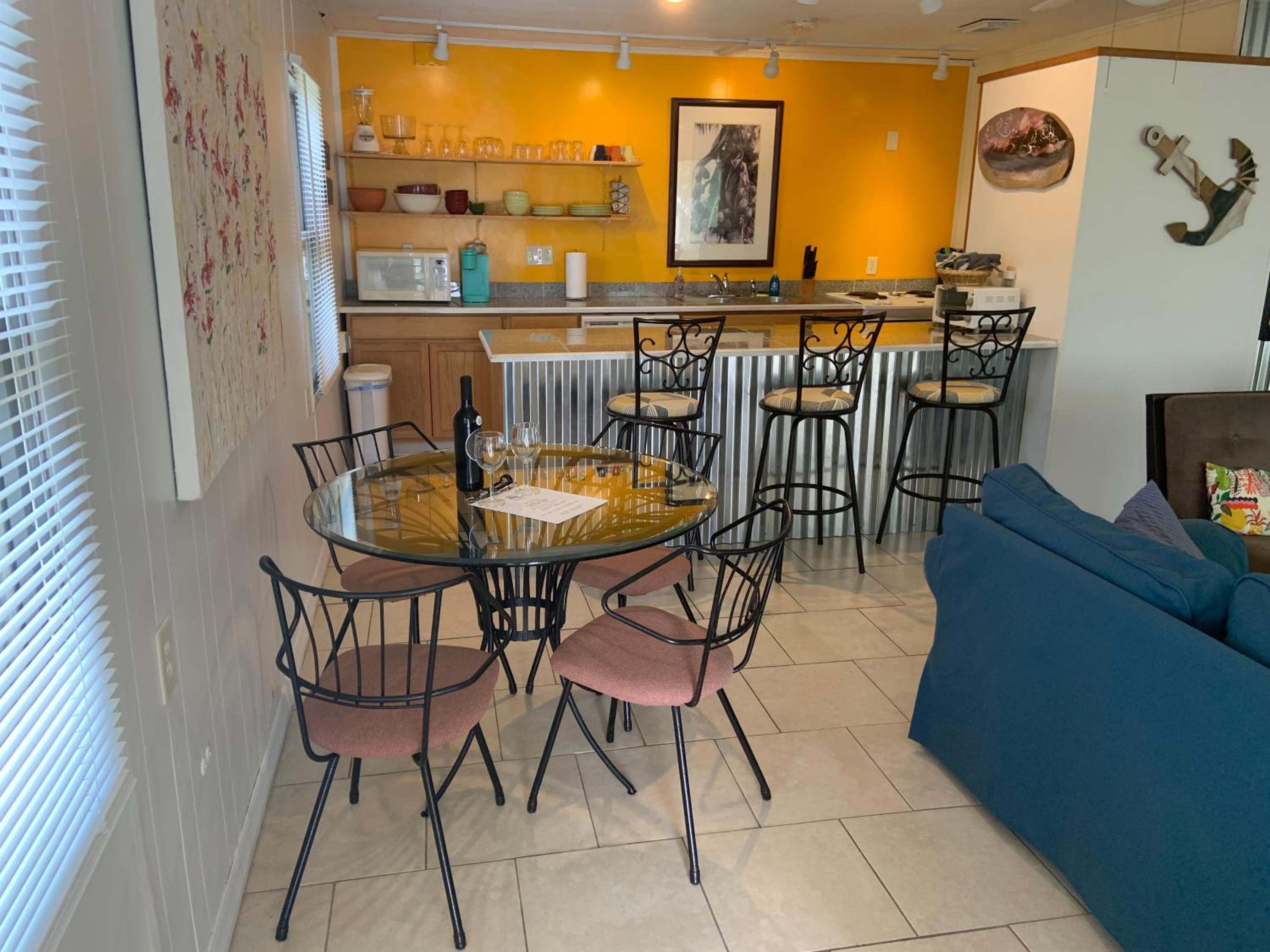 Hibiscus Cottage - Downtown and Steps to the Beach! view 4