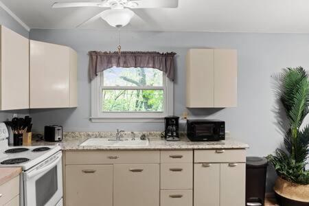 Harpers Ferry Cottage Hot Tub, WiFi, Dog-Friendly view 4