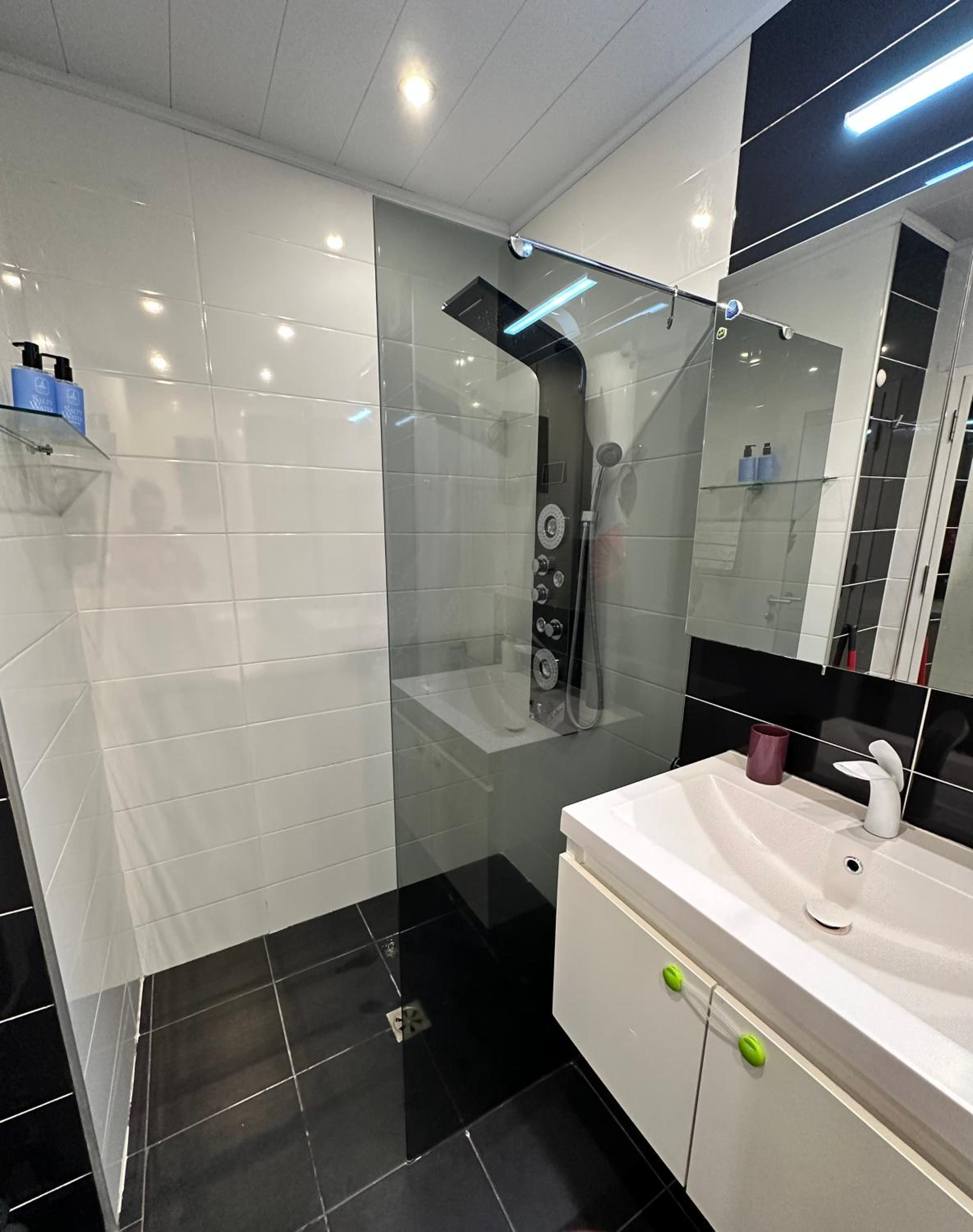 BRIZ apartment; 2 bdr; 6 guests; private parking