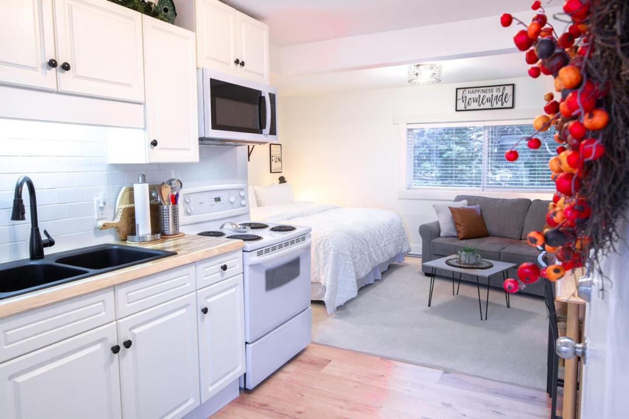 The Nook, Top Floor Suite with Lake and Mtn View