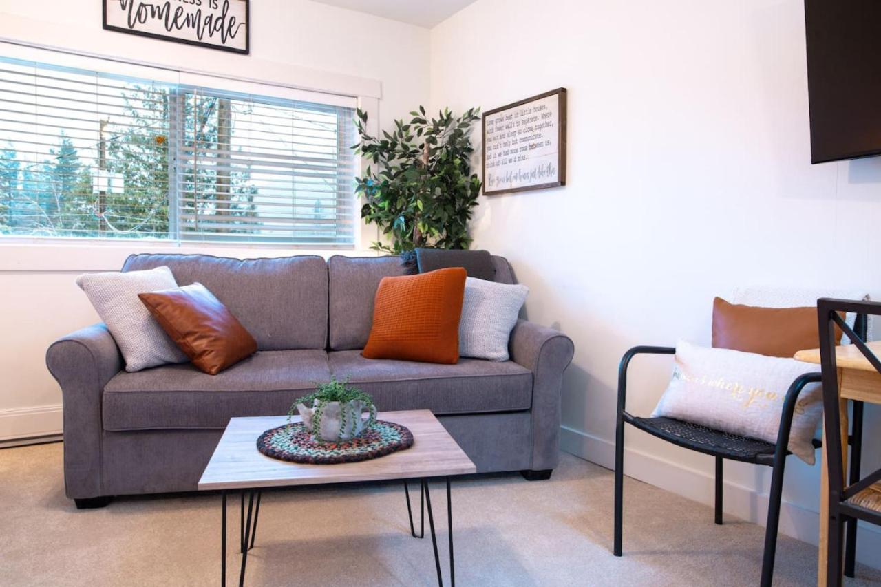 The Nook, Top Floor Suite with Lake and Mtn View
