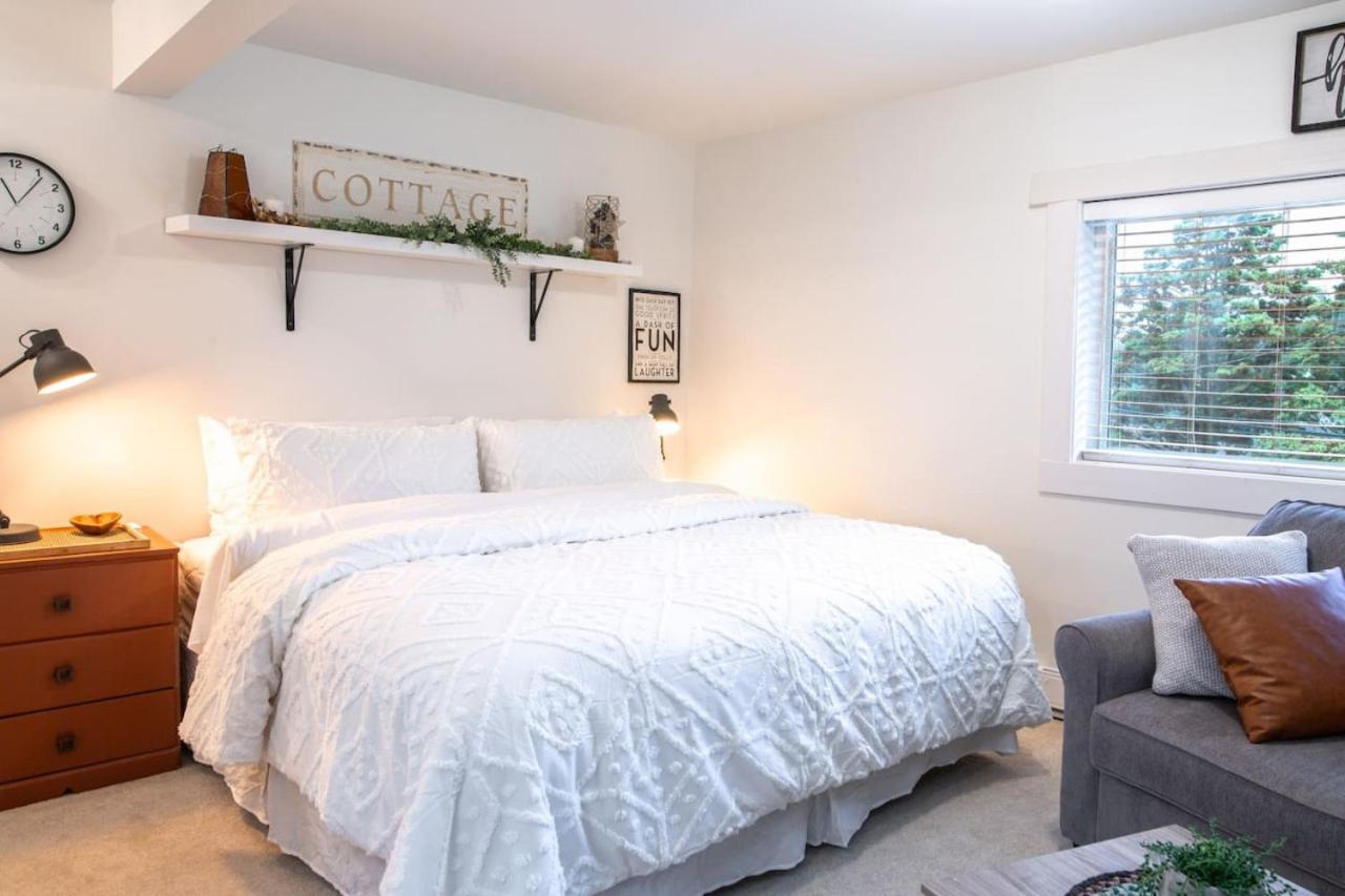 The Nook, Top Floor Suite with Lake and Mtn View