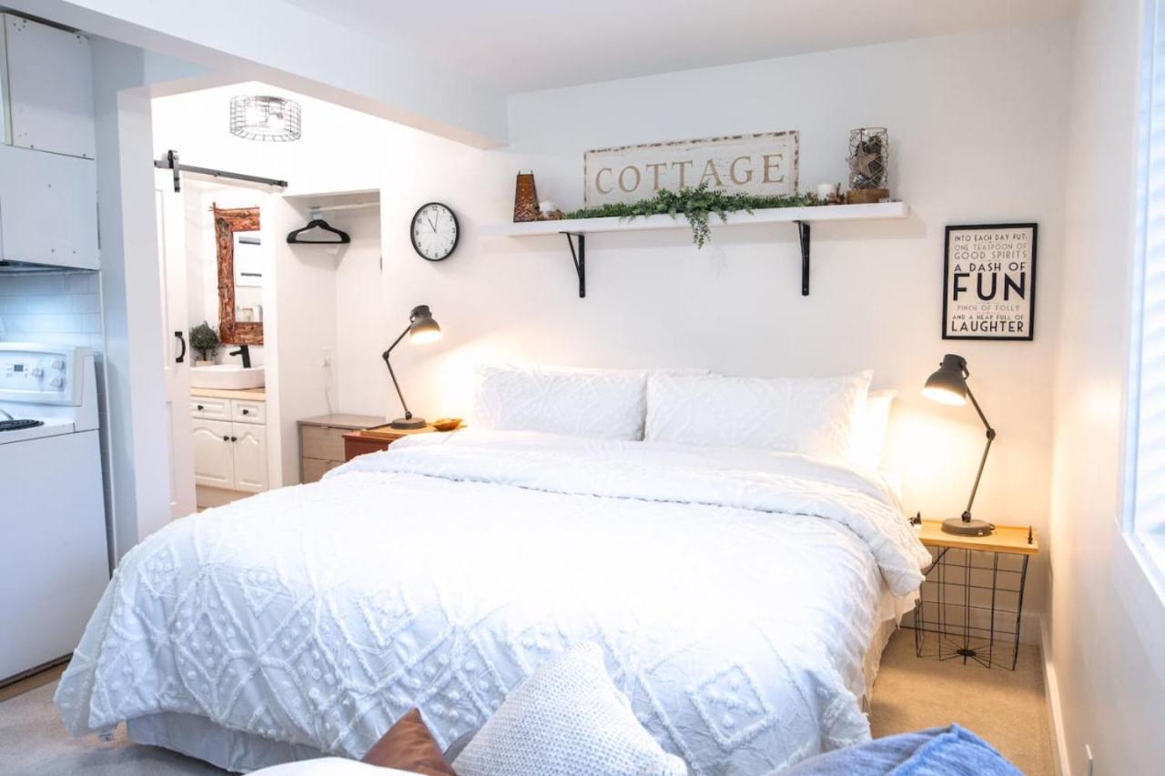 The Nook, Top Floor Suite with Lake and Mtn View