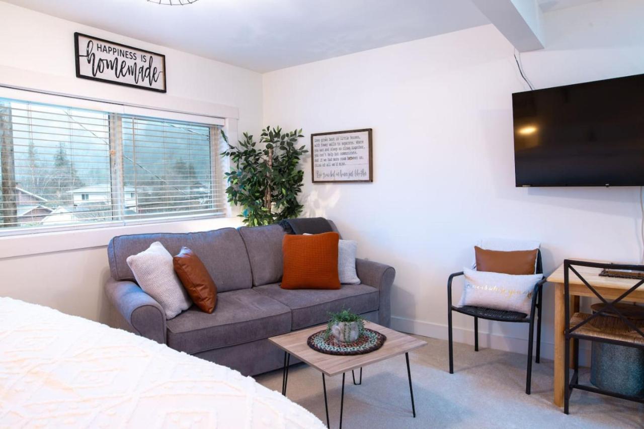 The Nook, Top Floor Suite with Lake and Mtn View