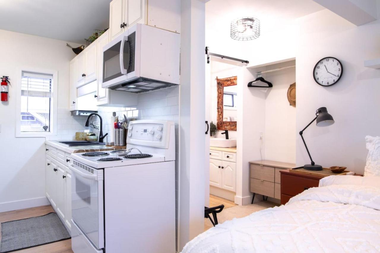 The Nook, Top Floor Suite with Lake and Mtn View