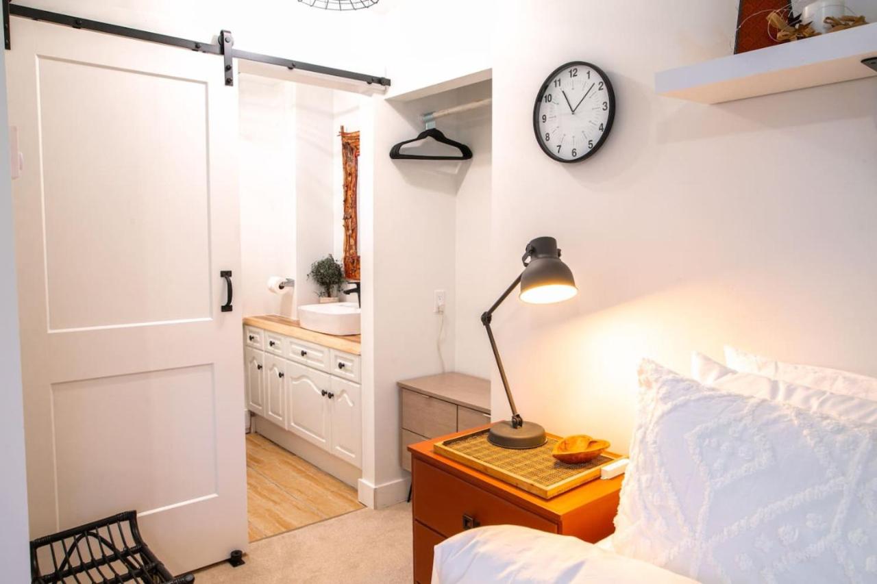 The Nook, Top Floor Suite with Lake and Mtn View
