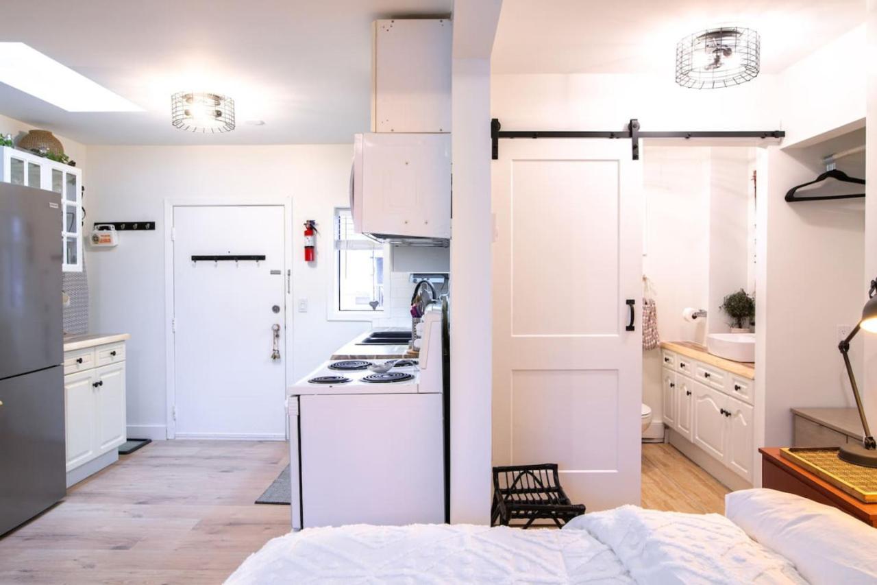 The Nook, Top Floor Suite with Lake and Mtn View