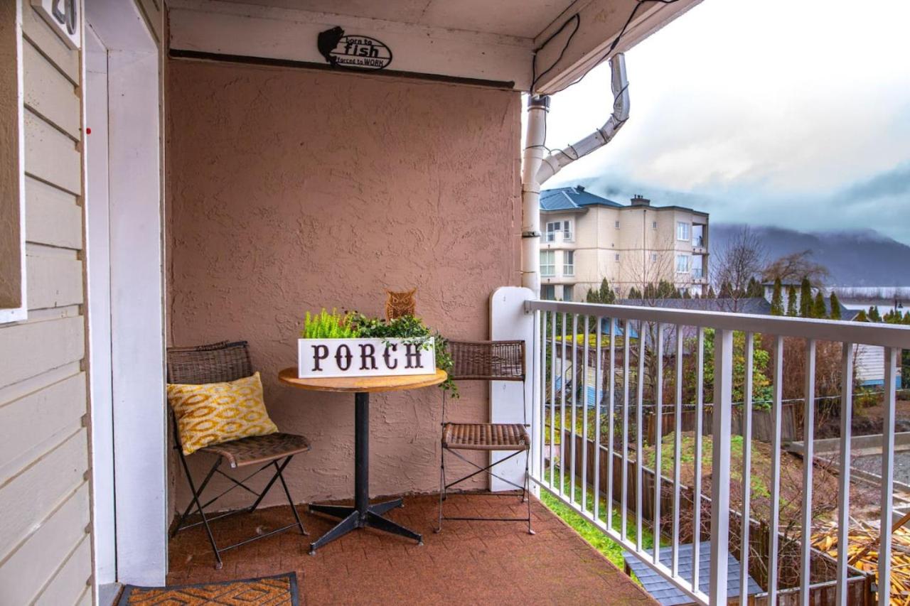 The Nook, Top Floor Suite with Lake and Mtn View