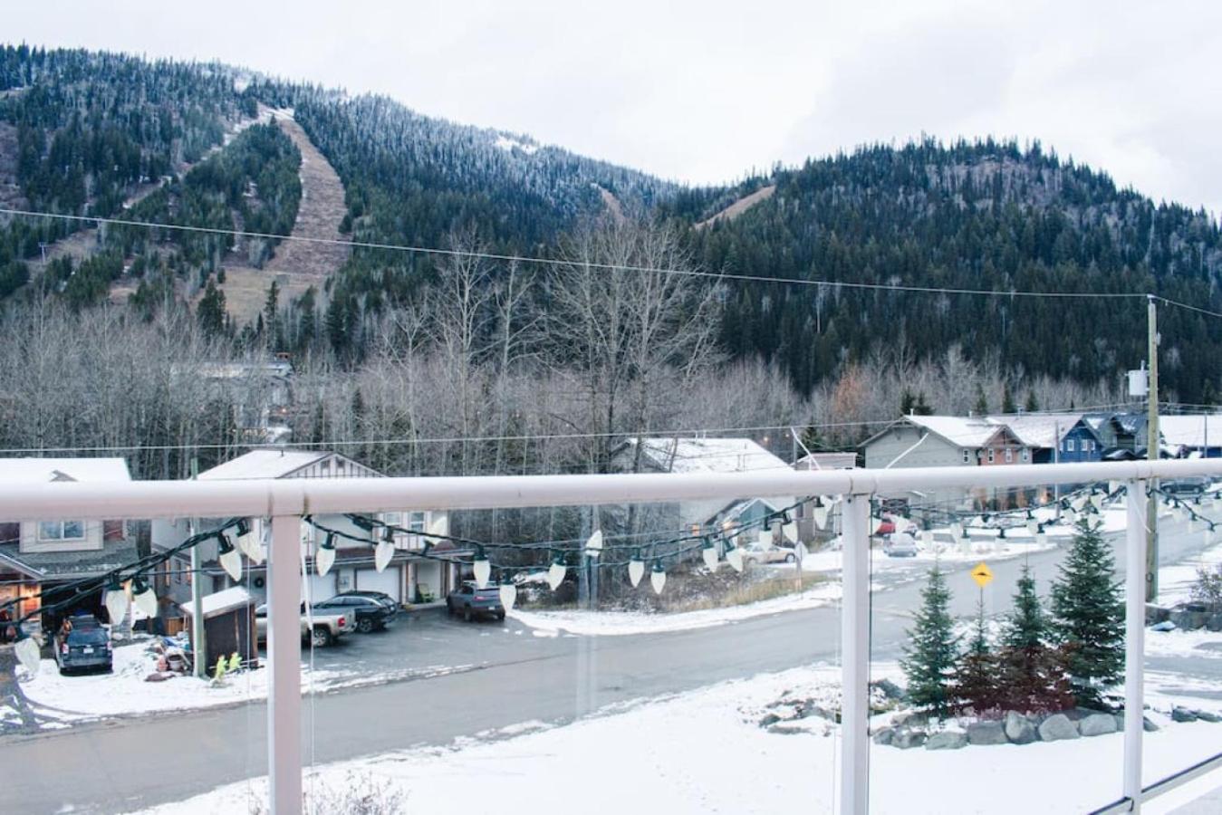 Burfield Lodge, Ski In Ski Out with Hot Tub