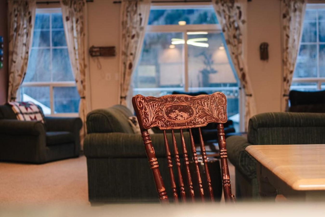 Burfield Lodge, Ski In Ski Out with Hot Tub