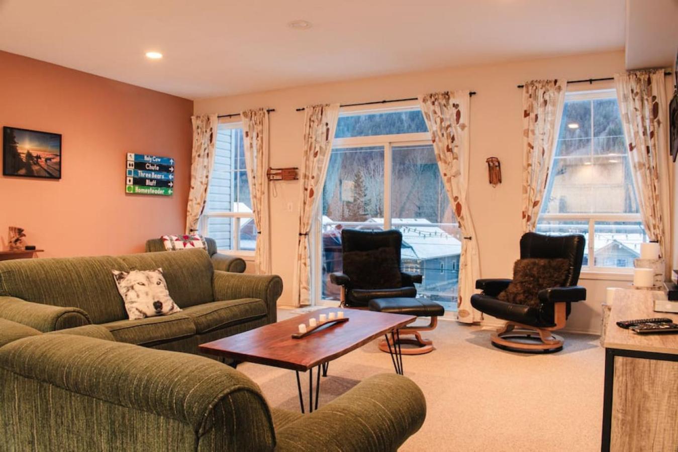 Burfield Lodge, Ski In Ski Out with Hot Tub