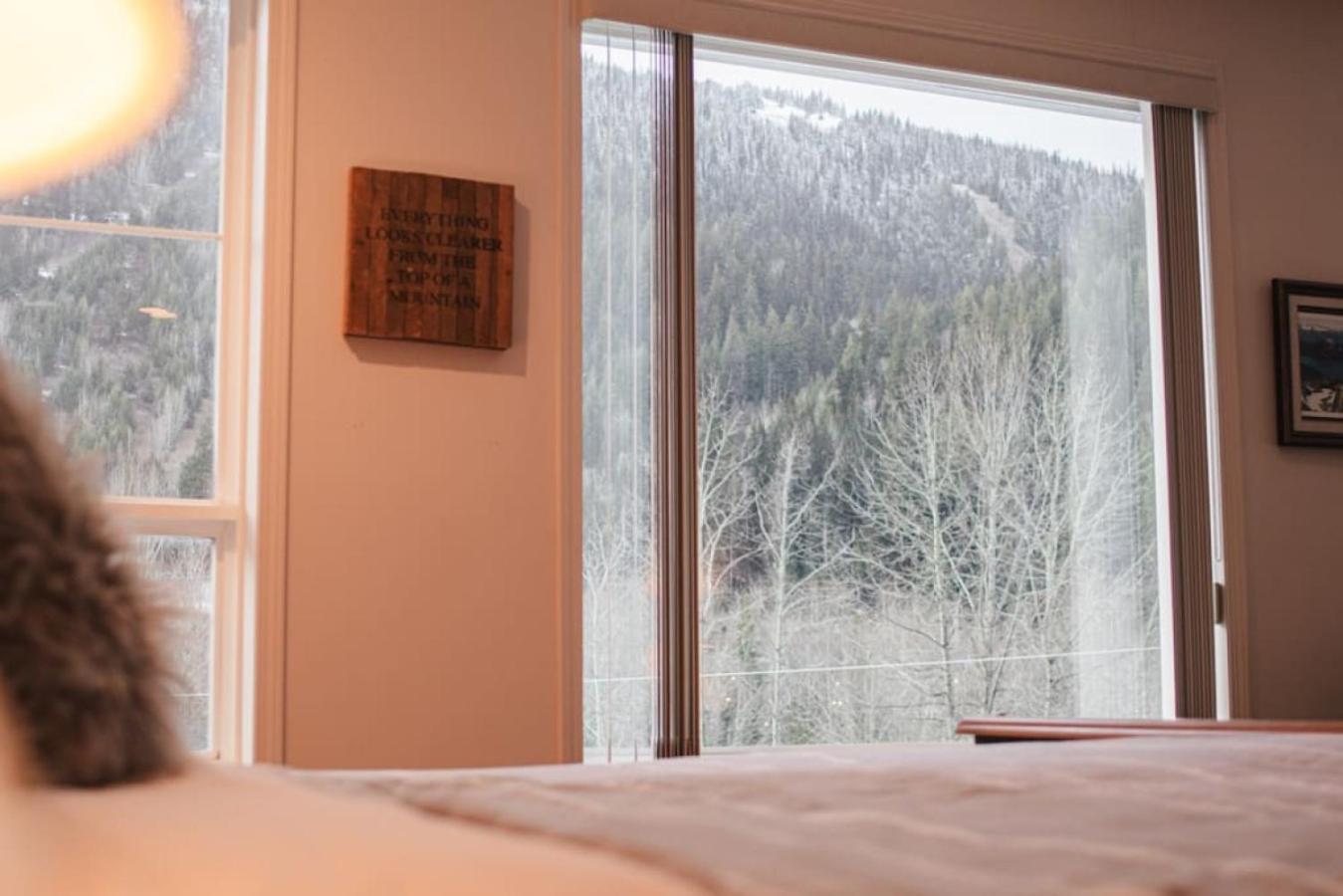 Burfield Lodge, Ski In Ski Out with Hot Tub