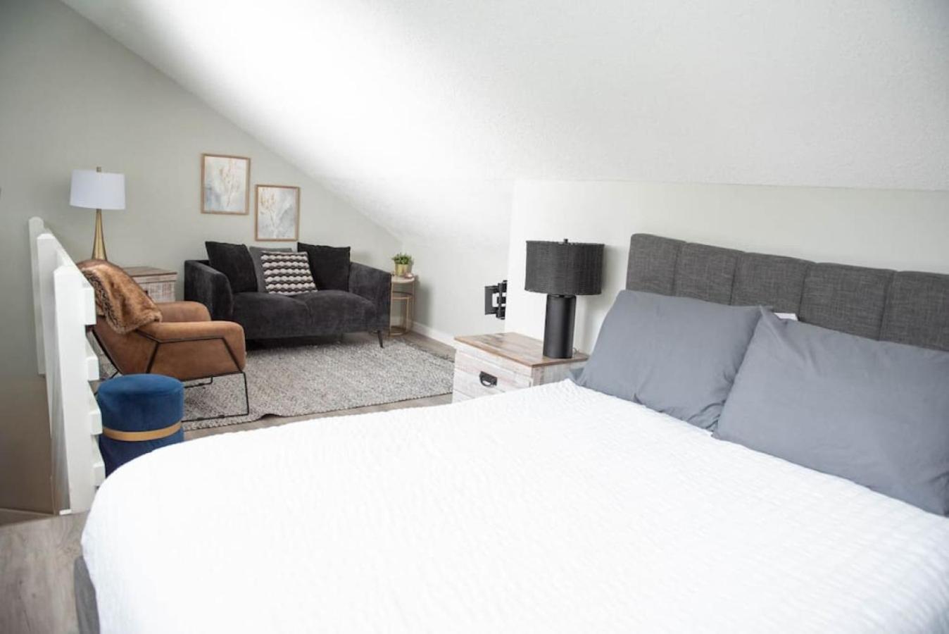Moguls, Lofted Ski in Ski Out with Hot Tub Access