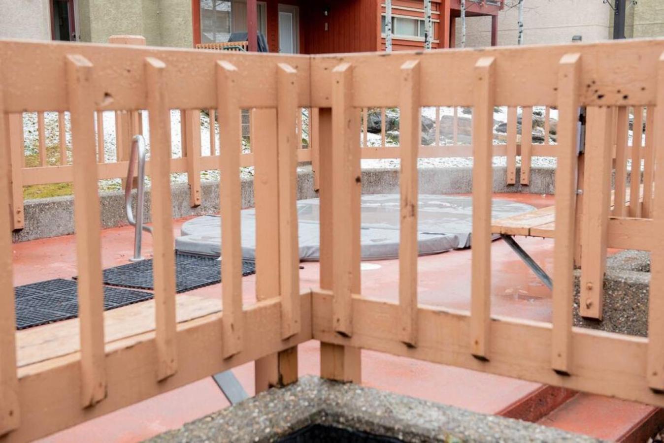 Moguls, Lofted Ski in Ski Out with Hot Tub Access