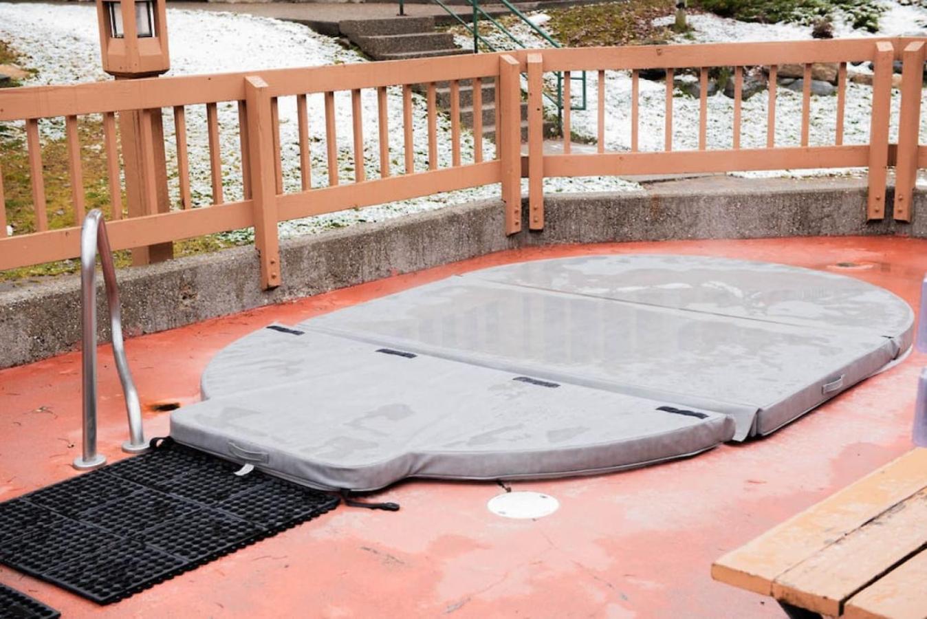 Moguls, Lofted Ski in Ski Out with Hot Tub Access