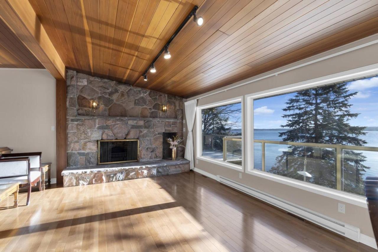 Stunning 4BR Cottage with Lake View