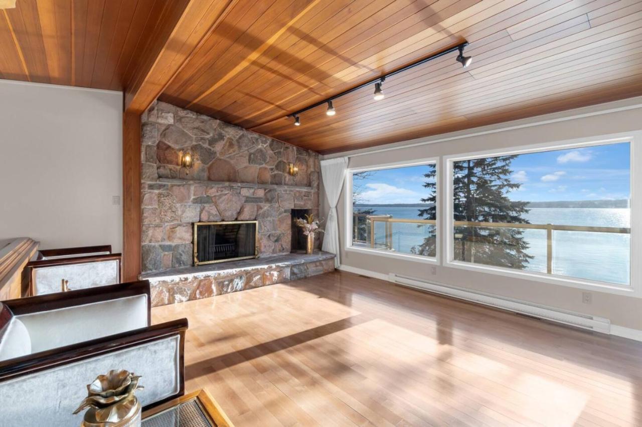 Stunning 4BR Cottage with Lake View