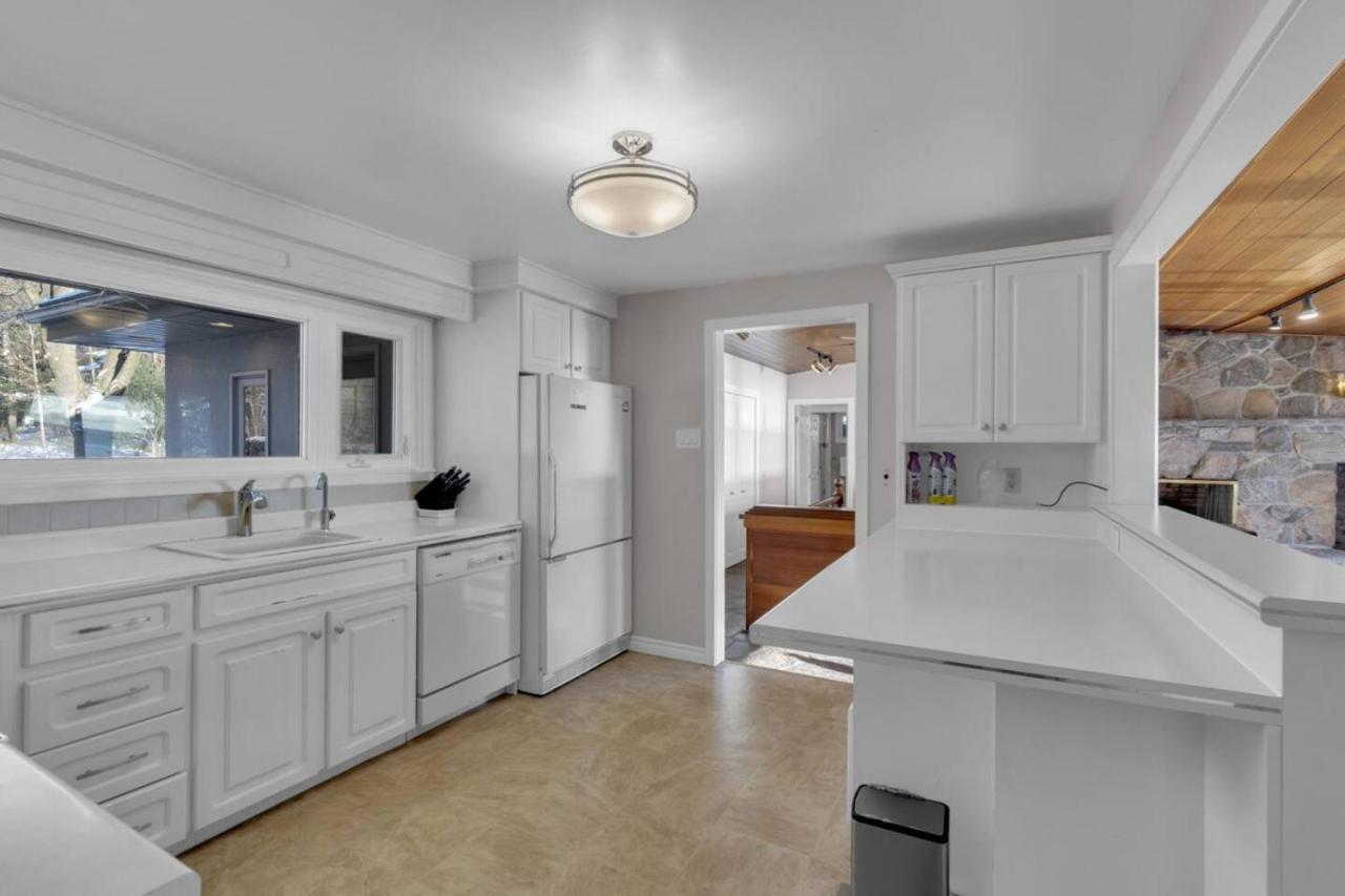 Stunning 4BR Cottage with Lake View