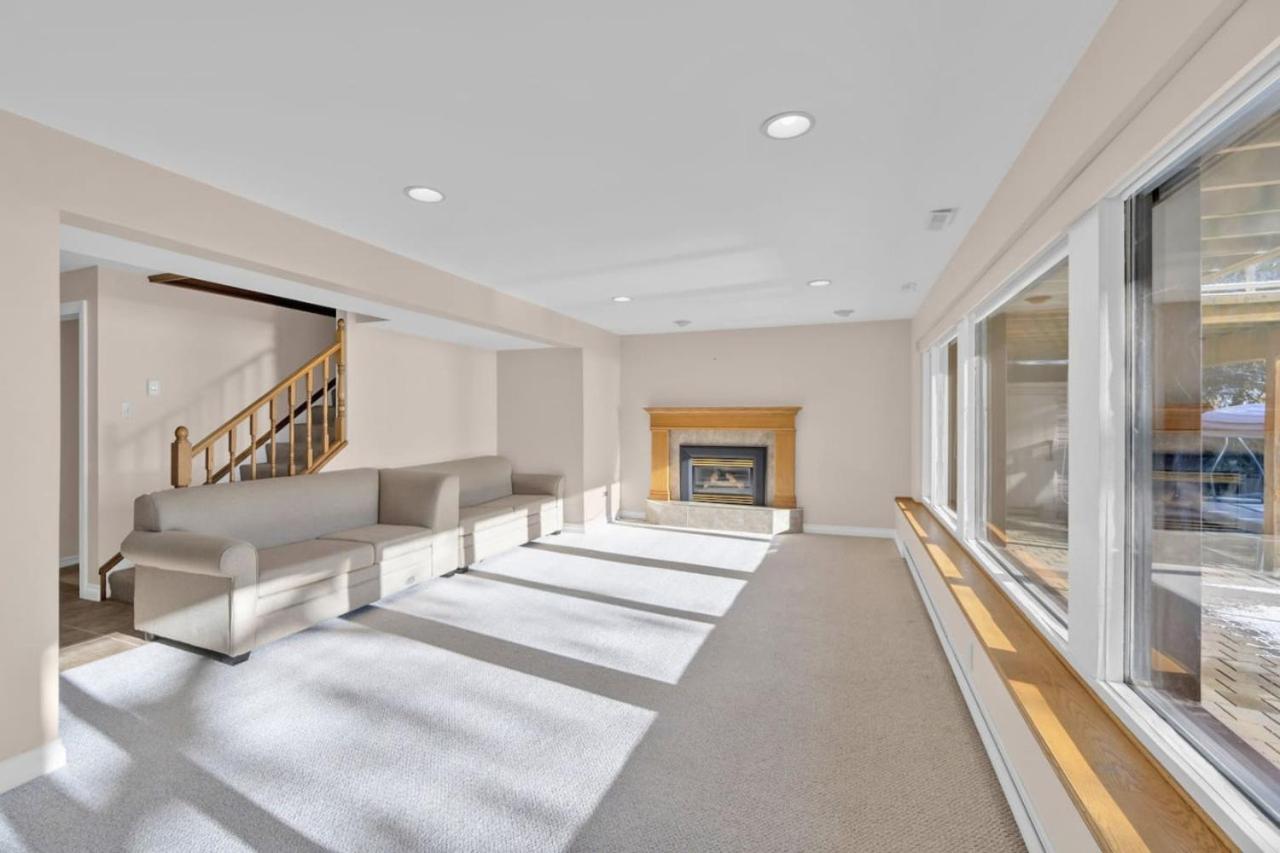 Stunning 4BR Cottage with Lake View