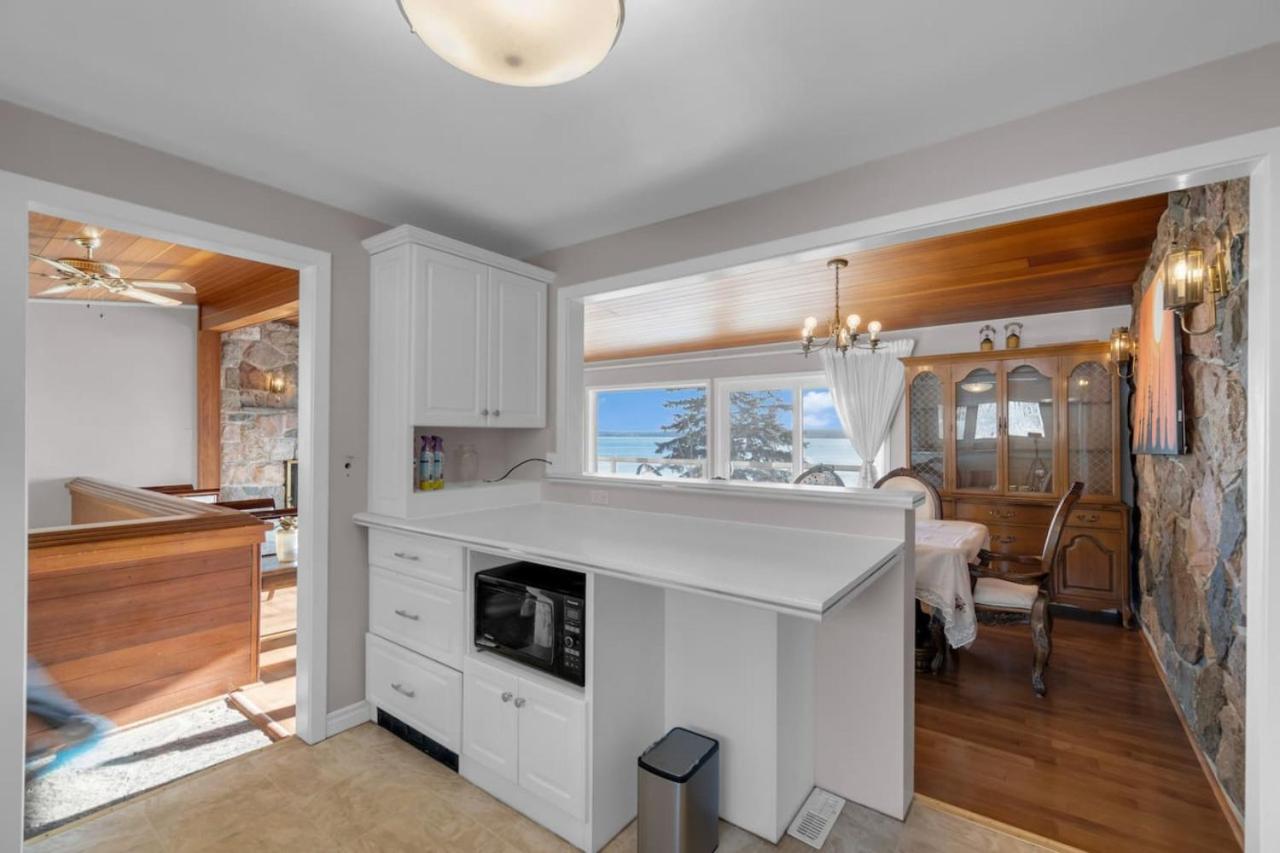 Stunning 4BR Cottage with Lake View