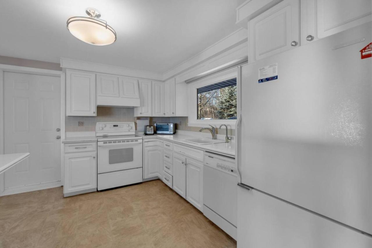 Stunning 4BR Cottage with Lake View
